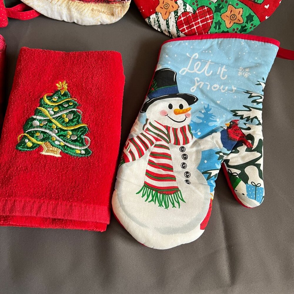 Set Of 8 Christmas-Themed Oven Mitts Pot Holders & Towels Featuring Santa Snowme - Picture 4 of 5
